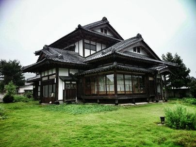 Japanese House Old Style, Japanese Minka House, Old Japanese House Exterior, Japanese Victorian House, Japan Architecture Traditional, Traditional Japanese Mansion, Japanese Architecture Exterior, Traditional Japanese House Exterior, Japanese Exterior Design