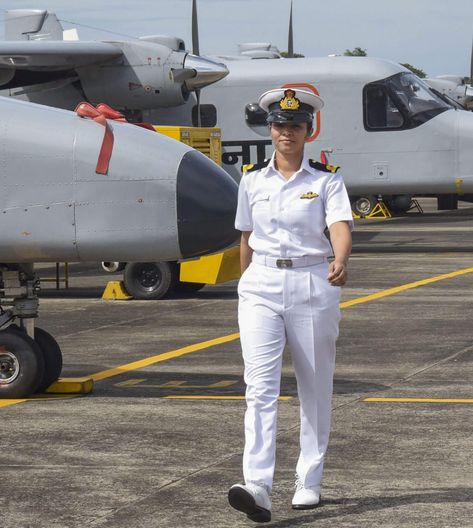 Shivangi is a first woman pilot in Indian Navy. Indian Navy Uniform, Pilot Uniform Woman, Indian Navy Wallpapers, Female Pilot Uniform, Indian Army Women, Indian Navy Officers, Paisa Money, Female Navy Officer, Military Female