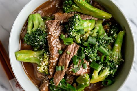 Weight Watchers Spicy Beef and Broccoli Recipe. A quick high protein Chinese dinner or lunch idea that's better than takeout. Weight Watchers Beef And Broccoli, Spicy Beef And Broccoli, Rotini Pasta Recipes, Beef Broccoli Stir Fry, Cranberry Quinoa Salad, Beef And Broccoli Recipe, Sweet Potato Salad Recipe, Ginger Beef, Beef Broccoli