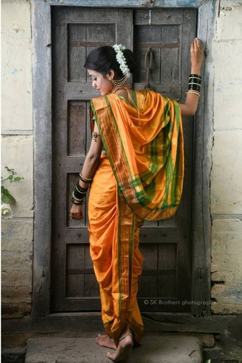 Nauvari Saree, Indian Women Painting, India Photography, Indian Photoshoot, Saree Photoshoot, Female Art Painting, Indian Woman, Indian Paintings, Indian Aesthetic