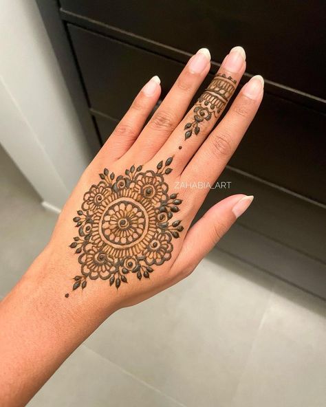 Elegant Henna Designs, Elegant Henna, Henne Tattoo, Simple Henna Designs, Simple Mehendi, Henna Style Tattoos, Henna Inspo, Simple Mehendi Designs, Pretty Henna