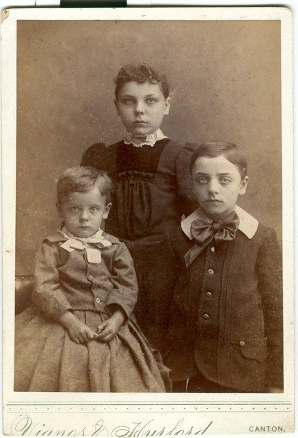 Old Photos Of People, Creepy Old Photos, Images Terrifiantes, Post Mortem Pictures, Victorian Photography, Vintage Children Photos, Creepy Kids, Creepy Vintage, Victorian Portraits