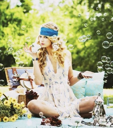 Bubbles Fearless Album, Taylor Swift Fearless, Taylor Swift Album, Shoot Inspiration, Taylor Swift Pictures, Samara, On The Ground, Taylor Alison Swift, Picture Perfect