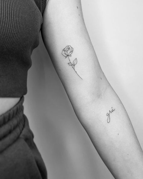 Rose Small Tattoo Design, Rose Minimal Tattoo, Nanas Tattoo, Rose Tattoo Fine Line, Two Roses Tattoo, Rose Tattoo Simple, Minimal Rose Tattoo, Fine Line Rose Tattoo, Little Rose Tattoos