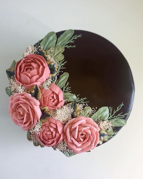 Cake Art Buttercream Frosting Leslie Vigil Ceramic Paste, Cakes Inspiration, Buttercream Roses, Birthday Cake Pictures, Buttercream Flower Cake, 33rd Birthday, Cake Name, Buttercream Cakes, Creative Cake Decorating