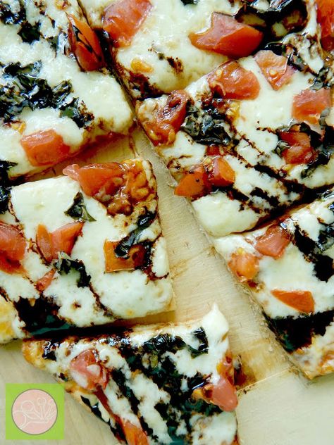 Grilled Margarita Flatbread Pizza, Margarita Flatbread Pizza Recipes, Pizza Balsamic Drizzle, Flat Bread Margarita Pizza, Pizza With Balsamic Drizzle, Margarita Flatbread Pizza With Balsamic Glaze, Grilled Margarita Pizza, Margarita Pizza With Balsamic Glaze, Vegan Margarita Pizza