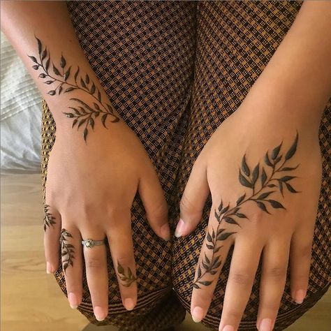 Henna Vines And Leaves, Fern Henna, Hena Tato, Henna Arm Tattoo, Minimalistic Tattoo Ideas, Cute Henna Designs, Cute Henna Tattoos, Minimalistic Tattoo, Henna Inspired Tattoos