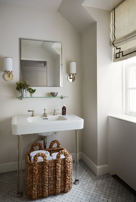 Classic Pedestal Sink Bathroom, Small Pedestal Sink Bathroom Ideas, Pedestal Sink With Storage, Antique Pedestal Sink, Pedistool Sink Powder Room Ideas, Nancy Meyers Bathroom Aesthetic, Pedastle Sink Bathroom Ideas, Pedastle Sink, Half Bath With Pedestal Sink