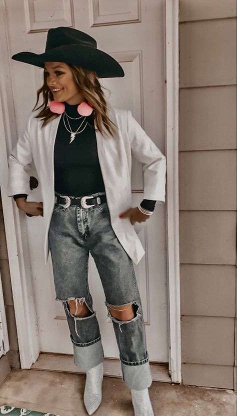 Dressy Casual Western Outfits, Night Out Western Outfit, Western Easter Outfits For Women, Western Sheek Outfits, Black And White Western Outfits, Western Outfits Women Nashville, Country Blazer Outfit, Blazer Outfits Western, Valentines Western Outfit