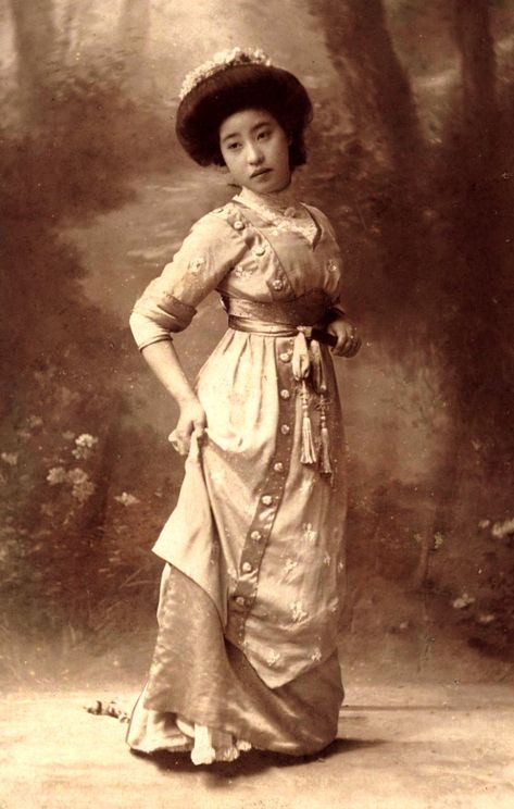 vintage everyday: Rare Photos of Geisha and Maiko Without Kimono from 1900-1920 Edwardian Women, Japanese Urban Legends, Urban Legend, Spooky Stuff, Meiji Era, Japanese History, Private Eye, Old Photography, Costume Fashion