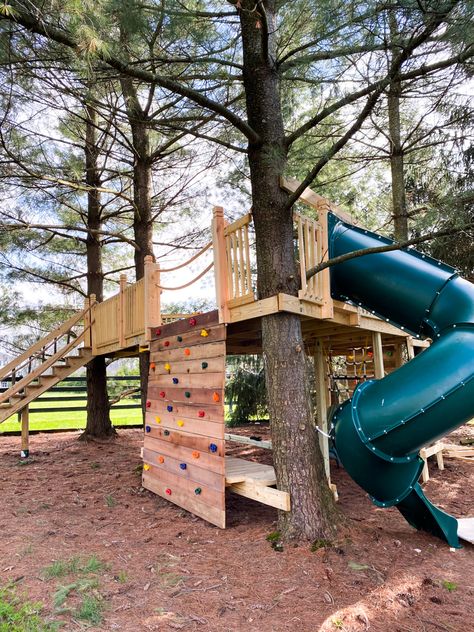 Tree Playhouse, Diy Tree Fort, Treehouse Playground Ideas, Treehouse Swingset, Treehouse With Slide, Deck Tree House, Treehouse Ideas Simple, Outdoor Treehouse, Treehouse Between Two Trees