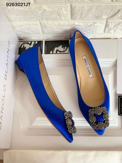 Blue Manolo Blahnik Shoes Wedding, Manolo Blahnik Shoes Outfit, Blue Manolo Blahnik Shoes, Hangisi Flats, Manolo Blahnik Shoes Flats, Manolo Blahnik Wedding Shoes, Ladies Flat Shoes, Manolo Blahnik Flats, Manolo Blahnik Blue