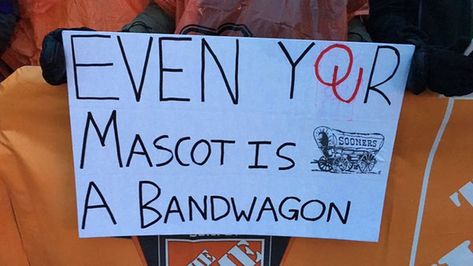 The best signs from 'College GameDay's' trip to Oklahoma… Sports Fan Signs, Football Game Signs, College Gameday Signs, College Banner, Homecoming Posters, Football Banner, Baseball Ticket, College Gameday, Football Signs