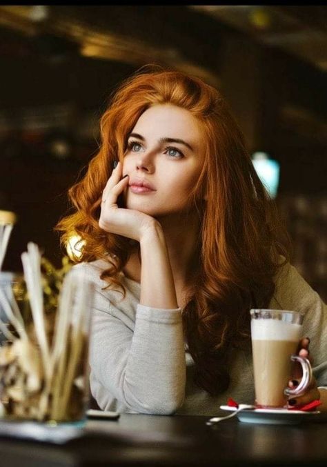 People Drinking Coffee, Coffee Shop Photography, Red Photography, Super Hair, Coffee Girl, Hair Red, Redhead Beauty, Foto Poses, Drinking Coffee