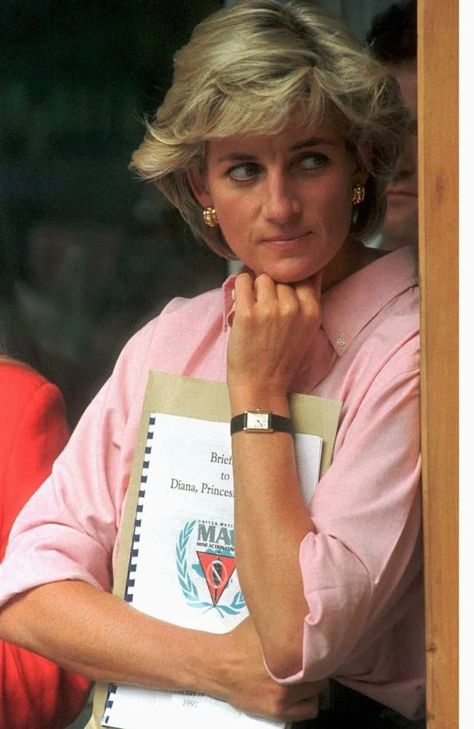 The watch of 2023? Cartier’s Panthere seen here on princess  Diana. All Princess, Nick Vujicic, Princes Diana, Diana Fashion, Tilda Swinton, Gisele Bündchen, Lady Diana Spencer, Diana Spencer, Princesa Diana