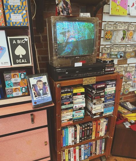 Vhs Collection Display, Vhs Tv Aesthetic, Desk Room Ideas, Vhs Display, Napoleon Movie, Geek Aesthetic, Comic Room, Retro Rooms, Classic Things