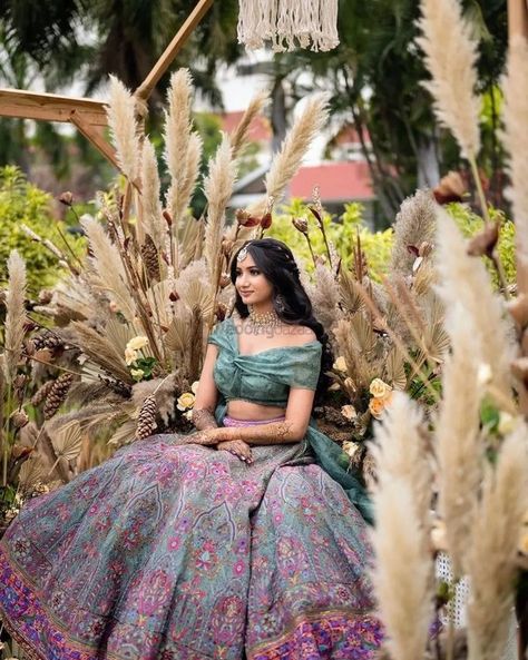 Lehenga Without Dupatta, Unique Lehenga, Lehenga Color Combinations, Mehndi Outfit, Mehendi Outfit, Unique Mehndi, Mehendi Outfits, Unique Wedding Decor, Lehenga Wedding