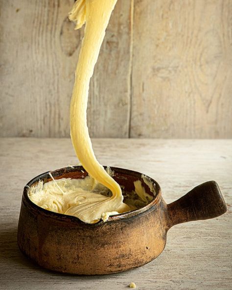 James Martin’s pommes aligot (cheesy mash) Aligot Recipe, Celeriac Mash, Celeriac Recipes, Roasted Side Dishes, Pommes Anna, Celebrity Chef Recipes, Potatoes Baked, Creamy Chicken Recipes, Dinner Party Desserts