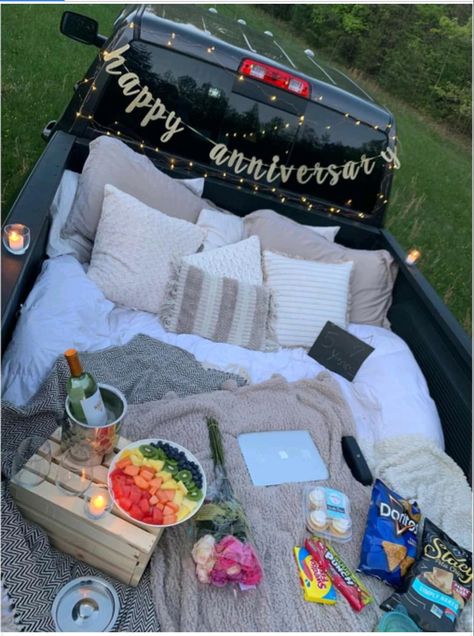 Good Valentines Gifts For Girlfriend, Fire Pit Date Night Ideas, Boyfriend And Girlfriend Activities, Home Date Night Ideas Set Up Romantic, Summer Dates Ideas, Home Date Night Ideas Set Up, Cute Couple Ideas, Valentines Day Date Night, Night Picnic