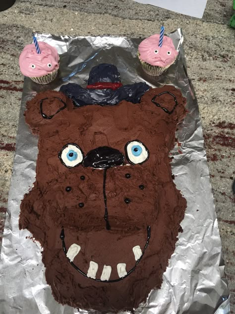 Bad Cake Designs, Fnaf Cakes Funny, Cursed Cake Designs, Goofy Cake Ideas, Freddy Fazbear Cake, Ugly Cakes Funny, Silly Cakes, Fnaf Cakes, Weird Cakes