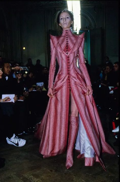 Olivier Theyskens, Camp Fashion, Runway Fashion Couture, Mode Inspo, Costume Design, Couture Fashion, 90s Fashion, Runway Fashion, Fashion Inspo Outfits