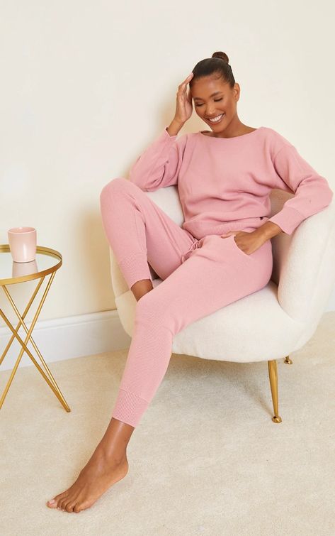 Loungewear Aesthetic Photoshoot, Lounge Outfits Black Women, Ruins Photoshoot, Girly Loungewear, Winter Lounge Outfits, Winter Outfit Looks, Lounge Wear Photoshoot, Loungewear Photoshoot, Lounge Wear Ideas