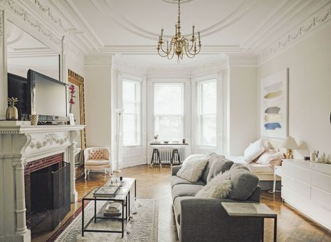 Turns out heaven is a grand old house's parlor-turned-dreamy-studio apartment. Boston Studio Apartment, Apartment Layouts, Reka Bentuk Bilik Tidur, Boston Apartment, Studio Apartment Design, Gravity Home, Apartment Architecture, Design Rules, Studio Apartment Decorating