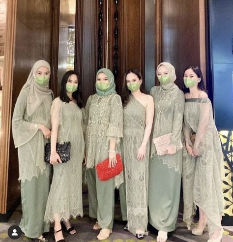 Bridesmaids Hijab, Kebaya Bridesmaid, Beautiful Gown Designs, Dress Brokat Modern, Model Dress Kebaya, Braidsmaid Dresses, Kebaya Wedding, Kebaya Modern Dress, Dress Bridesmaids