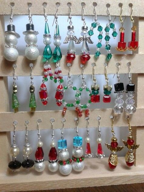 Christmas Earrings Diy Beads, Christmas Diy Jewelry Ideas, Christmas Bead Earrings, Christmas Earrings Diy, Holiday Earrings Diy, Diy Christmas Earrings, Jul Diy, Christmas Jewelry Diy, Ornament Earrings