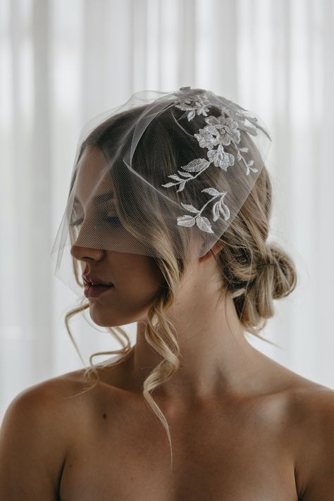 Wedding Updo With Birdcage Veil, Alternatives To Bridal Veil, Hair With Birdcage Veil, Alternative To Veil Bridal Headpieces, Small Veil Wedding, Short Face Veil Wedding, Lace Birdcage Veil, Wedding Hairstyles With Birdcage Veil, Birdcage Veil With Hair Down Vintage