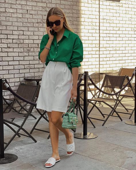 Bright Green Outfit, Green Button Up Outfit, Parisian Summer Outfits, Green Shorts Outfit, Lydia Tomlinson, Elegante Casual, Looks Street Style, Casual Chic Outfit, Daily Style