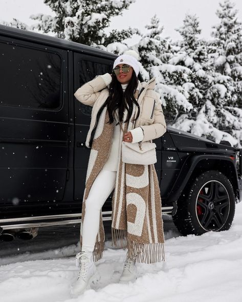 Ski Looks, Ski Weekend, Maria Vizuete, Patent Leather Leggings, Snow Outfits, Winter Date Night Outfits, Ski Outfits, Mia Mia, Mountain Outfit