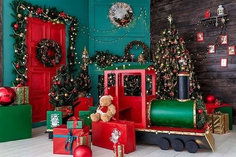 Set Natale Photo, Christmas Toyland, Farmhouse Throw Pillows, House Decor Ideas, Christmas Booth, Diy Christmas Candy, Photo Backdrop Christmas, Christmas Stage, Grinch Christmas Party