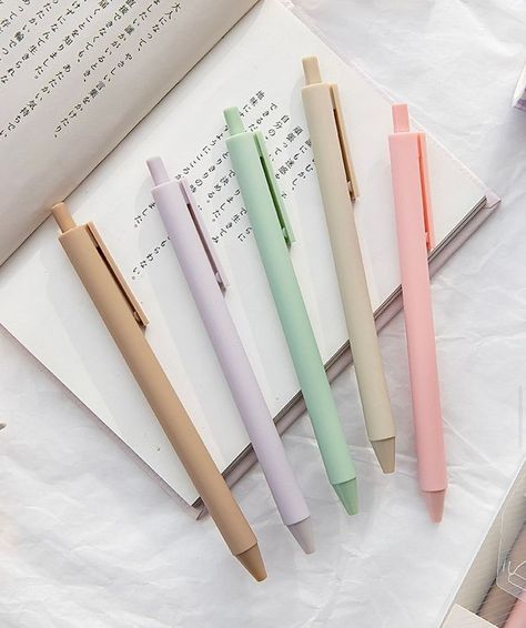 Pastel Pens Aesthetic, Aesthetic Gel Pens, Cute Gel Pens, Cute Aesthetic Stationary, Cute Pens For School, Notebook And Pen Aesthetic, Pens Aesthetics, Cute Pens Aesthetic, Gel Pens Aesthetic