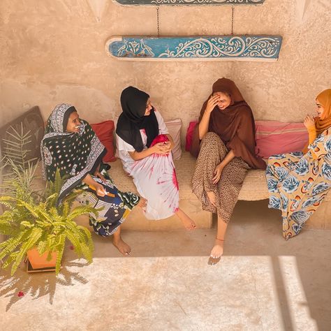 Hijabi girl squad, swahili traditional outfits, lamu, holiday, girls trip, photo inspo Swahili Aesthetic, Kenya Culture, Swahili Culture, Somali Beauty, Lamu Kenya, Somali Wedding, Swahili Fashion, Desert Dreamer, Kiss Pictures