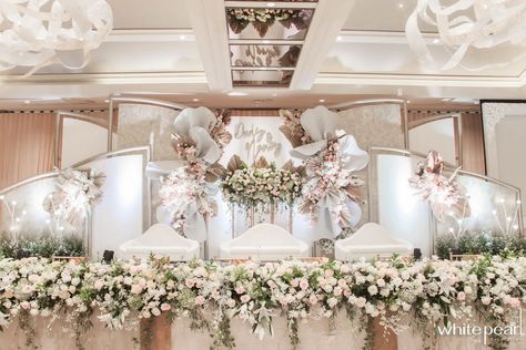 Pelamin Elegant Mewah, Wedding Decorations Indoor Elegant Gold, Dekorasi Wedding Indoor, Dekor Pelaminan Modern, Decoration Wedding Indoor, Rustic Wedding Decor Indoor, Decor Wedding Indoor, Wedding Decorations Indoor Elegant, Modern Rustic Wedding Decor