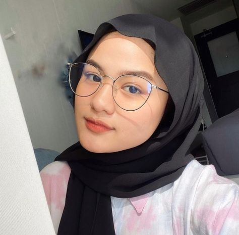 Glasses For Oval Faces, Short Hair Glasses, Glasses Frames Trendy, Hijab Aesthetic, Fashion Eye Glasses, Hijabi Outfits Casual, Stylish Glasses, Hijabi Girl, Girls With Glasses