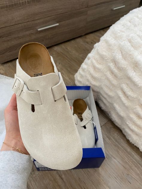 Antique White Boston Clogs, Birkenstock Clogs White, White Boston Birkenstock, White Birkenstock Clogs, Birkenstock Boston Antique White, White Boston Birkenstock Outfit, White Birkenstock Clogs Outfit, Birkinsoks Clogs, Birkin Stocks Clogs