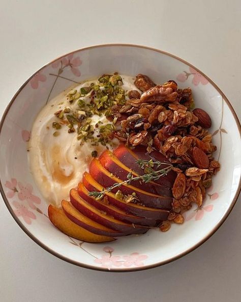 Food52 on Instagram: "Loving this little snack of nectarines, yogurt, homemade granola, pistachios, honey, and thyme from @bowls_breakfast! #f52community #f52grams" Pistachio Yogurt Bowl, Peach Yogurt Bowl, Nectarine Breakfast, Yogurt Homemade, Nectarine Recipes, Granola Bowl, Peach Parfait, Cafe Inspiration, Granola Parfait