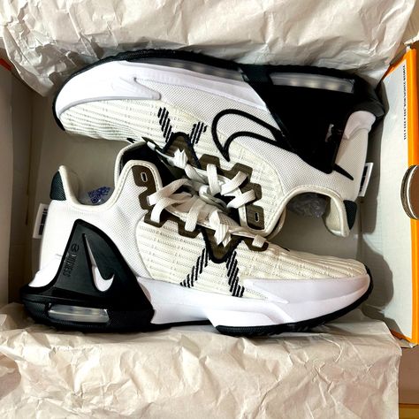 Nib Nike Lebron Witness Vi Tb Color: White/Black-White Size: Men’s 8.5 New Condition- Only Tried On Authentic Men's Basketball Shoes, Cool Basketball Shoes, Popular Basketball Shoes, Volleyball Sneakers, Best Volleyball Shoes, Nike Lebron Shoes, Nike Volleyball, Cute Casual Shoes, Pretty Sneakers