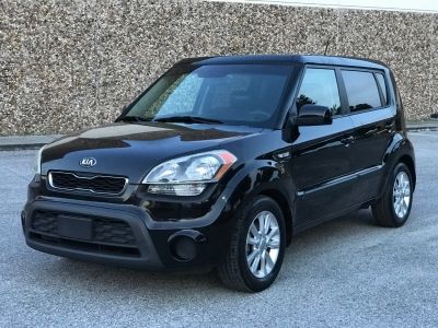 Small Kia Car, 2013 Kia Soul, Black Kia Soul, Small Cars For Teens, Kia Soul Aesthetic, Kia Soul 2016, Cube Car, Kia 2017, Clown Car