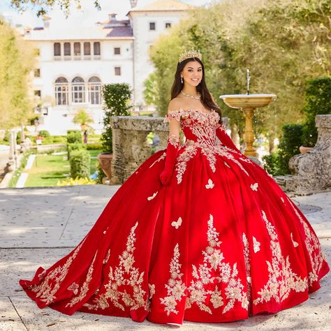 PR30136. Description: Siéntete como princesa en tu día especial con este impresionante vestido de Quinceañera. Con delicados encajes bordados, lentejuelas brillantes e impresionantes flores tridimensionales, con este vestido haras una gran declaración y llevararas tu celebración a nuevas alturas. El escote corazón agrega un toque de romance, mientras que el terciopelo suave crea un estilo de quinceañera ultra lujoso. U Red Velvet Quince Dress, Red Quince Dress, Vestidos Color Vino, Ball Gown Gold, Vestido Charro, Red Quinceanera Dress, Xv Dresses, Quinceanera Dresses Red, Quinceañera Dresses