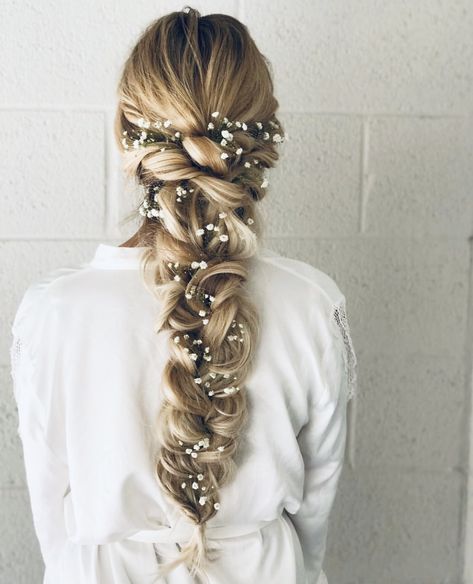 Wedding Hair Baby’s Breath, Fishtail Braid With Flowers, Bridal Hair Baby Breath, Bridal Braids For Long Hair, Braid For Long Hair, Side Braid Wedding, Grad Hairstyles, Bridal Braid, Bridal Floral Hair