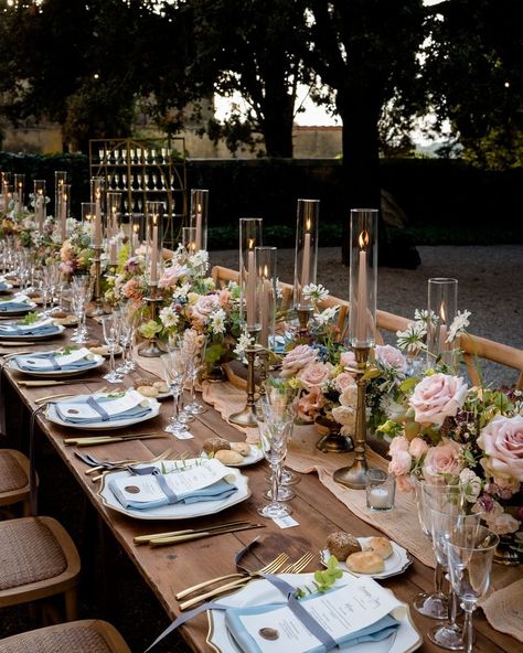 Chiara Sernesi Luxury Weddings’s Instagram photo: “The dreamiest table setting. Wood and nature can play such a beautiful role in your wedding day A&DJ wedding Planning & Design…” Wooden Table Wedding, Woodstock Wedding, Dj Wedding, Long Dining Table, Candle Table, Luxury Weddings, Wooden Dining Tables, Wooden Wedding, Italian Wedding