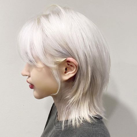 Wolf Cut Hairstyle, Wolf Cut Hair, Short White Hair, Wolf Haircut, White Hair Color, Hair Inspiration Short, Wolf Cut, Shot Hair Styles, Cut Hair