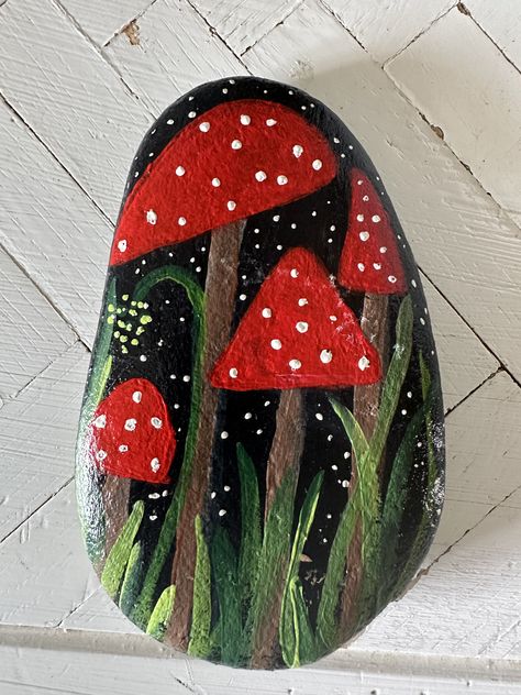 Mushroom Painted Rocks Ideas, Rock Painting Mushrooms, Painted Rocks Mushrooms, Mushroom Painted Rocks, Painted Garden Rocks, Whimsical Art Paintings, Diy Rock Art, Painted Rock Animals, Stone Art Painting