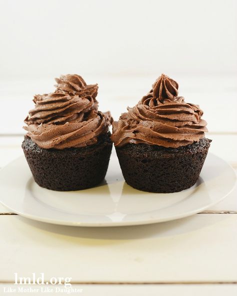 This chocolate cupcake recipe makes just 2 perfect and delicious cupcakes for you to indulge your sweet tooth! Cupcakes For Two, Like Mother Like Daughter, Cupcake Recipes Chocolate, Dessert For Two, Chocolate Craving, Desserts To Make, Yummy Cupcakes, Chocolate Treats, Sweet Chocolate