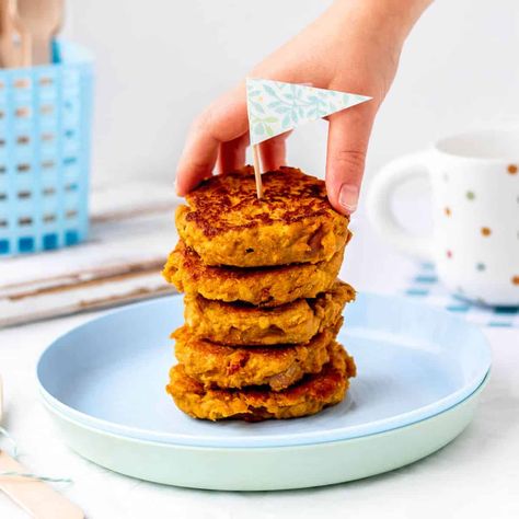 Mashed Sweet Potato Fritters - Healthy Kids Recipes Baby Led Weaning Recipes 6 Months, Weaning Recipes 6 Months, Sweet Potato Crackers Recipe, Finger Food For Toddlers, Snack Tray Ideas, Cold Lunch Recipes, Weaning Ideas, Green Muffins, Oatmeal Applesauce Cookies