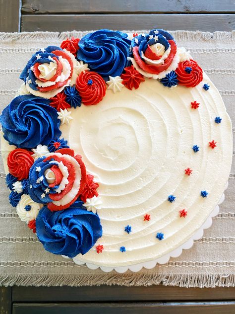 Veterans Cake Ideas, 4th Of July Sheet Cake Decorating, Red White Blue Birthday Cake, Veterans Day Cake, Patriotic Cakes Ideas, Patriotic Cake Ideas, Patriotic Cake Decorating, Creative Deserts, Patriotic Cakes