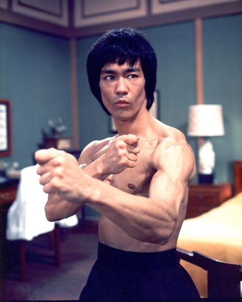 Bruce Lee Workout, Bruce Lee Pictures, Bruce Lee Martial Arts, Martial Arts Instructor, Bruce Lee Photos, Brandon Lee, Enter The Dragon, Martial Artists, Jackie Chan